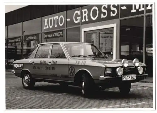 Fotografie unbekannter Fotograf, Ansicht Elmshorn, Volkswagen Autohaus Gross, Auto VW K70 Rallye Rennwagen