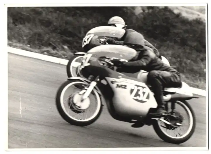Fotografie Motorrad MZ - RE, Rennmotorräder Startnummer 232 & 237 im Positionskampf 0