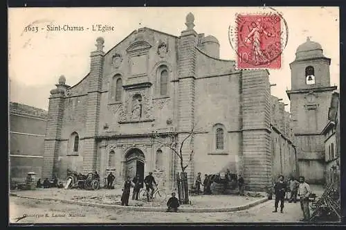 AK Saint-Chamas, L`Église et les habitants devant l`entrée