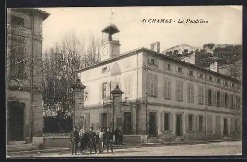 AK Saint-Chamas, La Poudrière et groupe de personnes devant le bâtiment