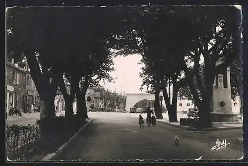 AK Aubagne, Cours Barthélemy avec monument et arbres ombragés