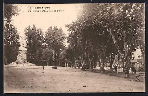 AK Aubagne, Le Cours Maréchal Foch avec allée d`arbres et statue