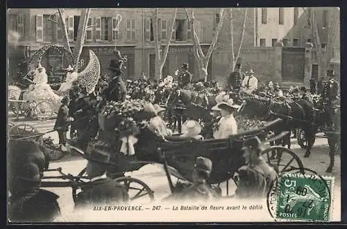 AK Aix-en-Provence, La Bataille de fleurs avant le défilé