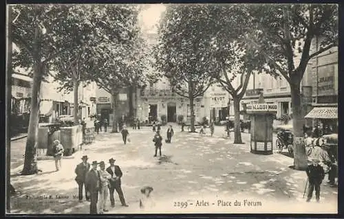 AK Arles, Place du Forum animée avec passants et kiosques