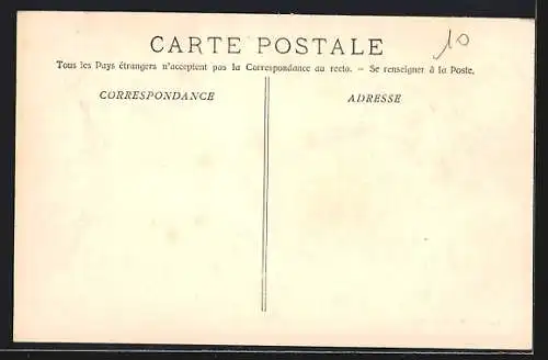 AK Arles, Place du Forum animée avec passants et kiosques