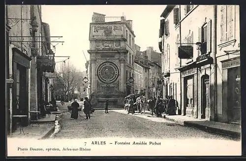 AK Arles, Fontaine Amédée Pichot et rue animée