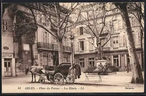 AK Arles, Place du Forum avec calèche et hôtels