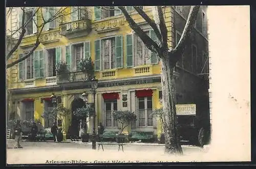 AK Arles-sur-Rhône, Grand Hôtel du Forum avec facade élégante et arbres en avant-plan