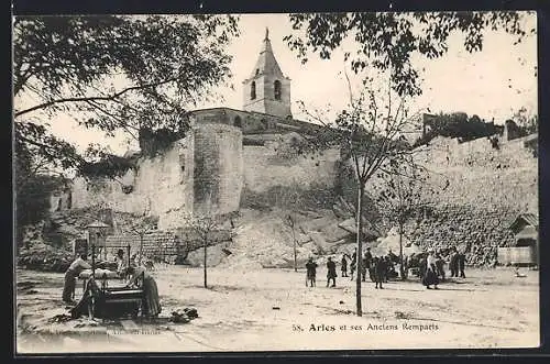 AK Arles, Les Anciens Remparts et la Vie Quotidienne