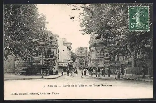 AK Arles, Entrée de la Ville et ses Tours Romaines