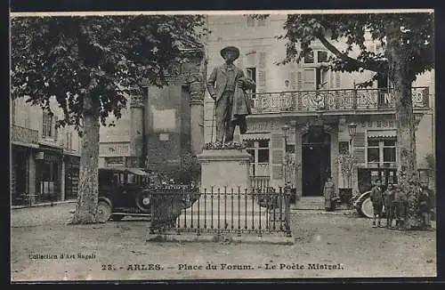 AK Arles, Place du Forum avec la statue du poète Mistral