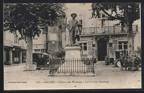 AK Arles, Place du Forum, Le Poète Mistral