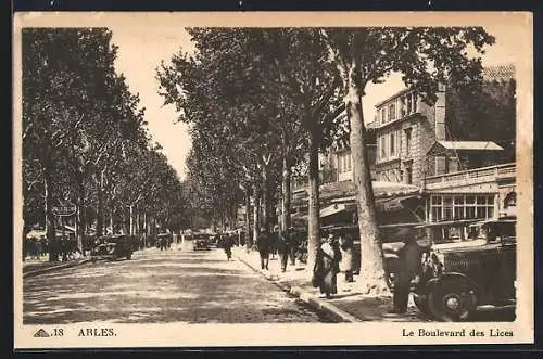 AK Arles, Le Boulevard des Lices animée avec voitures et passants