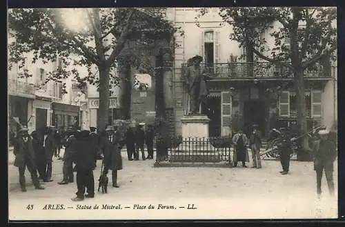 AK Arles, Statue de Mistral sur la Place du Forum