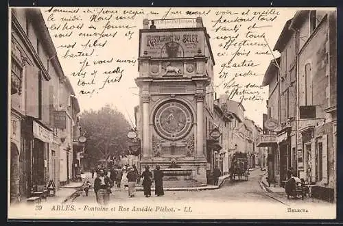 AK Arles, Fontaine et Rue Amédée Pichot