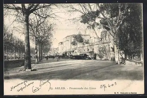 AK Arles, Promenade des Lices avec des passants et arbres alignés