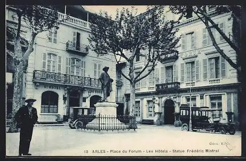 AK Arles, Place du Forum avec la statue Frédéric Mistral et les hôtels environnants