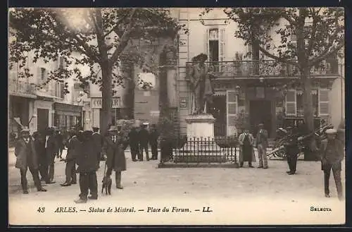 AK Arles, Statue de Mistral sur la Place du Forum