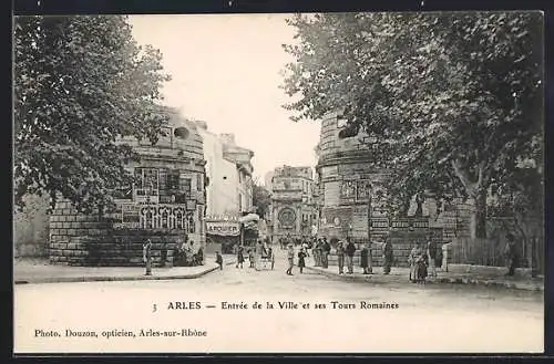 AK Arles, Entrée de la Ville et ses Tours Romaines