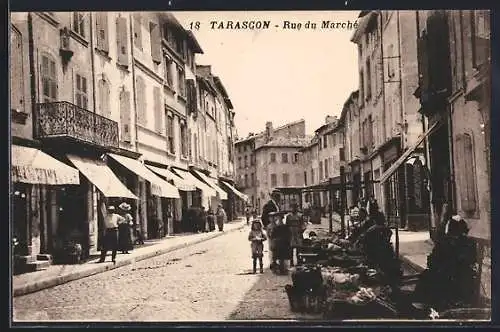 AK Tarascon, Rue du Marché animée avec boutiques et passants