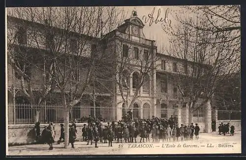 AK Tarascon, L`École de Garcons avec élèves devant l`entrée