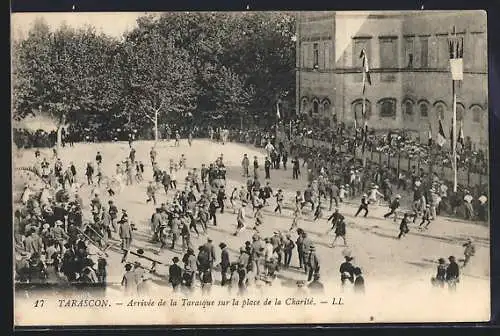 AK Tarascon, Arrivée de la Tarasque sur la place de la Charité