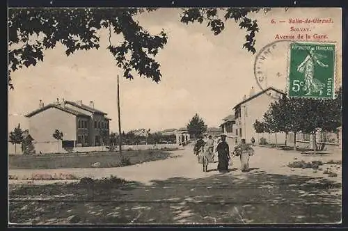 AK Salin-de-Giraud, Avenue de la Gare mit Spaziergängern