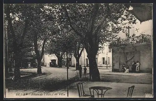 AK Senas, Place de l`Hôtel de Ville avec des arbres ombragés et des passants