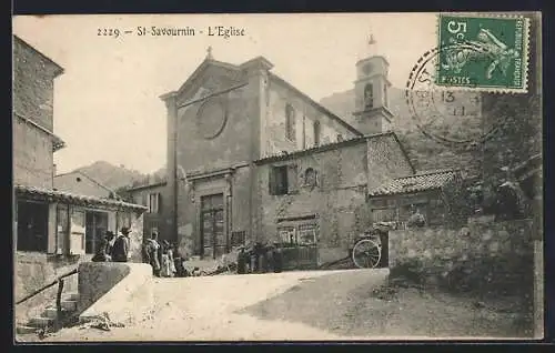 AK St-Savournin, Vue de l`église et de la place animée