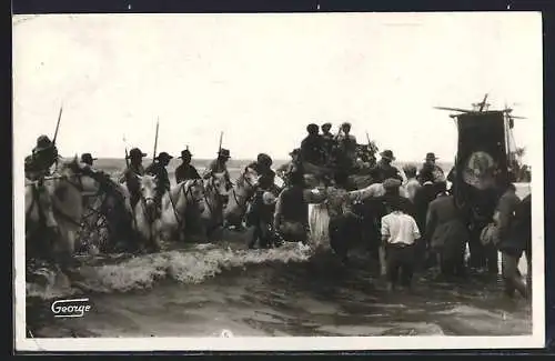 AK Saintes-Maries-de-la-Mer, Pèlerinage et bénédiction de la mer, chevaux et foule traversant l`eau