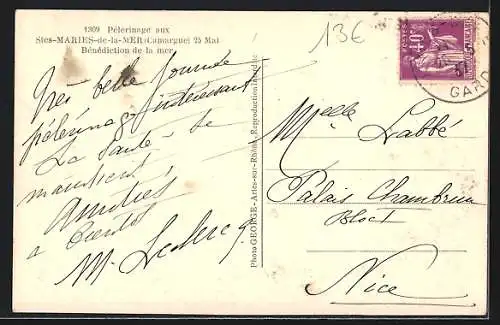 AK Saintes-Maries-de-la-Mer, Pèlerinage et bénédiction de la mer, chevaux et foule traversant l`eau