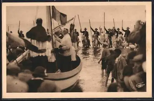 AK Saintes-Maries-de-la-Mer, Bénédiction de la mer, Salut des gardians lors du pèlerinage du 25 mai