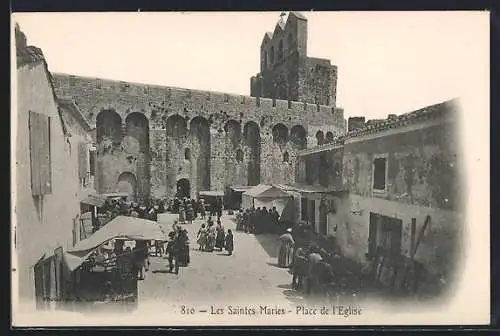 AK Les Saintes-Maries, Place de l`Église animée par les passants et les étals