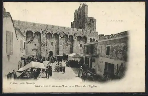 AK Les Saintes-Maries, Place de l`Église avec marché animé