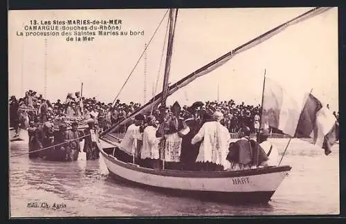 AK Les Saintes-Maries-de-la-Mer, La procession des Saintes Maries au bord de la Mer