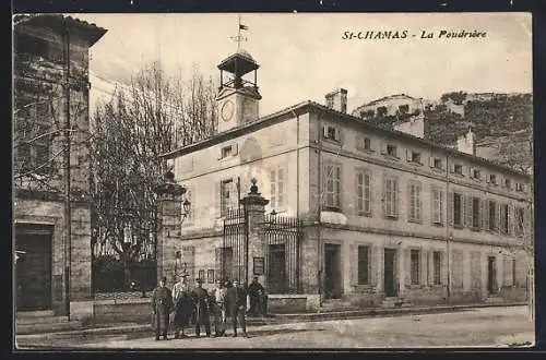 AK St-Chamas, La Poudrerie avec soldats devant le bâtiment historique