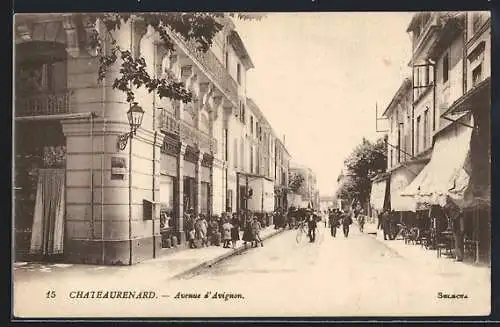 AK Châteaurenard, Avenue d`Avignon animée avec passants et commerces