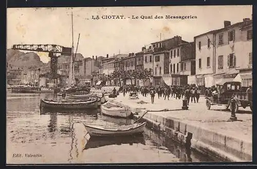 AK La Ciotat, Le Quai des Messageries avec bateaux et foule animée