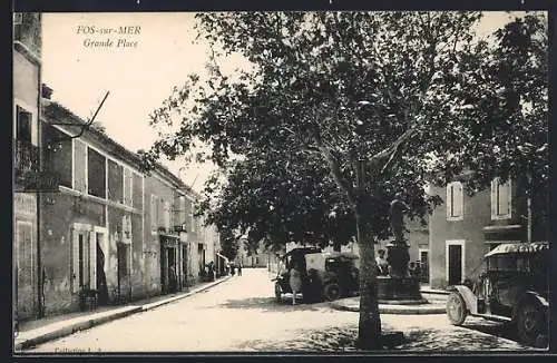 AK Fos-sur-Mer, Grande Place avec voitures anciennes et arbres ombrageants