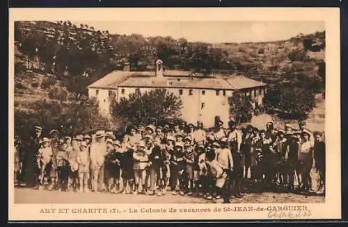 AK Saint-Jean-de-Garguier, La Colonie de vacances et groupe d`enfants devant le bâtiment