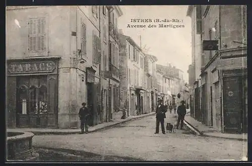 AK Istres, Avenue des Martigues avec passants et boutique de tabac