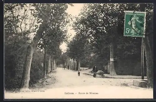 AK Istres, Route de Miramas avec arbre en allée et passant à pied