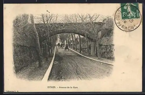 AK Istres, Avenue de la Gare sous le pont avec piétons et calèche