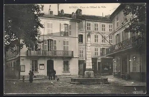 AK Istres, Place de l`Hôtel de Ville et fontaine centrale