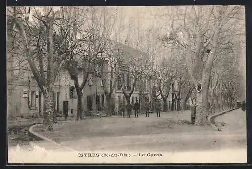 AK Istres, Le Cours avec arbres et passants en promenade