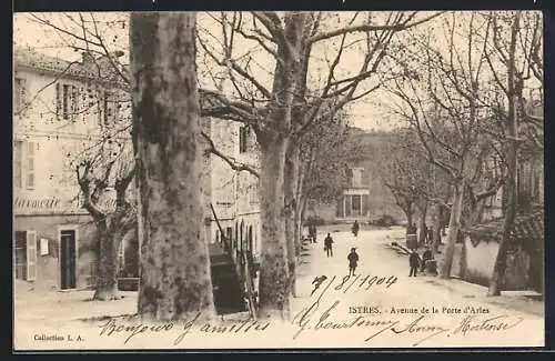 AK Istres, Avenue de la Porte d`Arles avec passants et arbres en hiver