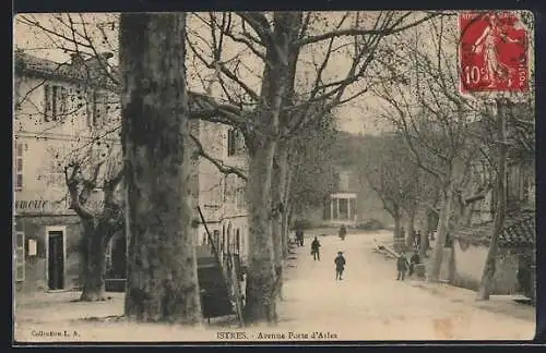 AK Istres, Avenue Porte d`Arles avec passants et arbres alignés