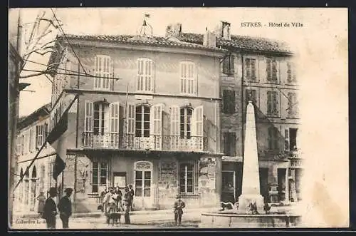 AK Istres, Hôtel de Ville et fontaine devant la mairie