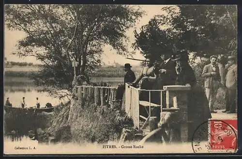 AK Istres, Grosse Roche avec des promeneurs au bord de l`eau