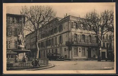 AK Salon-de-Provence, Vue du Grand Hôtel et statue sur la place centrale